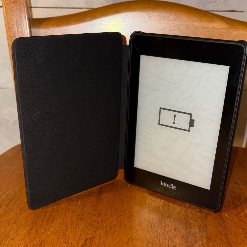 Black Kindle E-Reader with Cover New